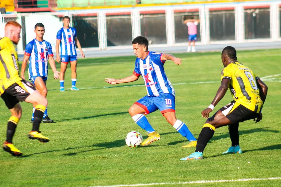 FufoBarroso's tweet photo. Buen partido de Ángel Orelien 🇵🇦 generando acciones en ofensiva incluso teniendo una oportunidad de anotar, Alexander “Makelele” González 🇵🇦 con recuperaciones importantes y buena entrega en la victoria de Hermanos Colmenárez 3-1 ante el Táchira de Jiovany Ramos en Venezuela. 🇻🇪 https://t.co/rxDjkS26Gb