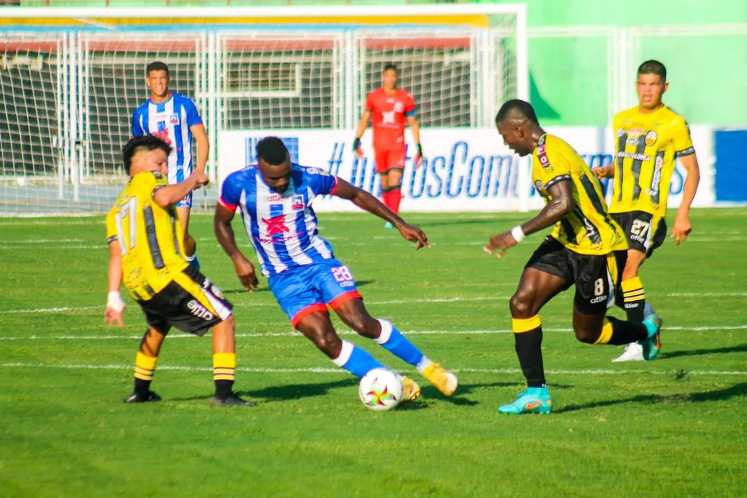 Buen partido de Ángel Orelien 🇵🇦 generando acciones en ofensiva incluso teniendo una oportunidad de anotar, Alexander “Makelele” González 🇵🇦 con recuperaciones importantes y buena entrega en la victoria de Hermanos Colmenárez 3-1 ante el Táchira de Jiovany Ramos en Venezuela. 🇻🇪