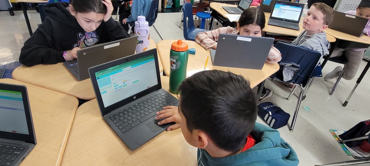 BurrowsRebecca3's tweet photo. Students loved having the high school visitors today for Hour of Code today! 👨‍💻👩‍💻 @tincroadschool @markdgrilo @Dani_Marangon @codeorg @MOCompSci https://t.co/sAc0gqiYji