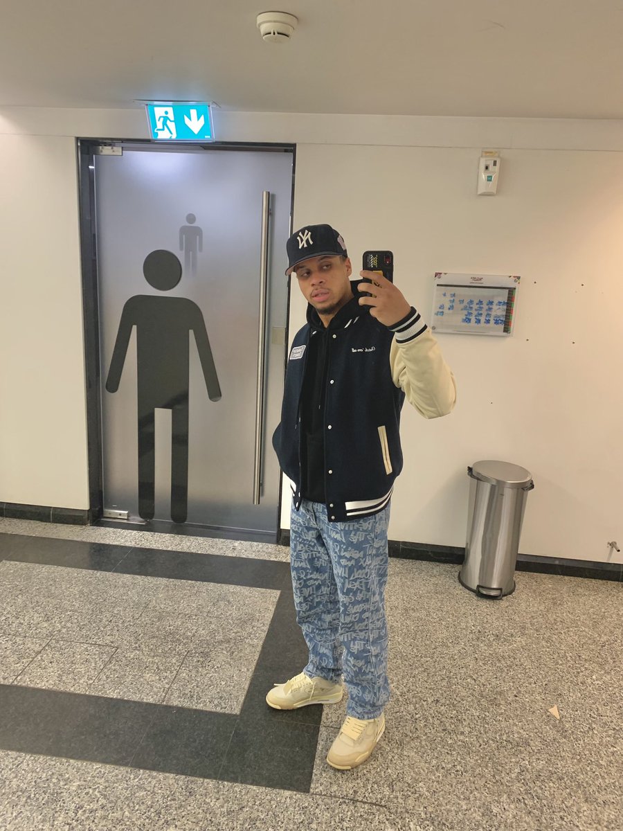 smoothboyleo's tweet photo. cubos de gelo 🧊 https://t.co/mp94siVUJj