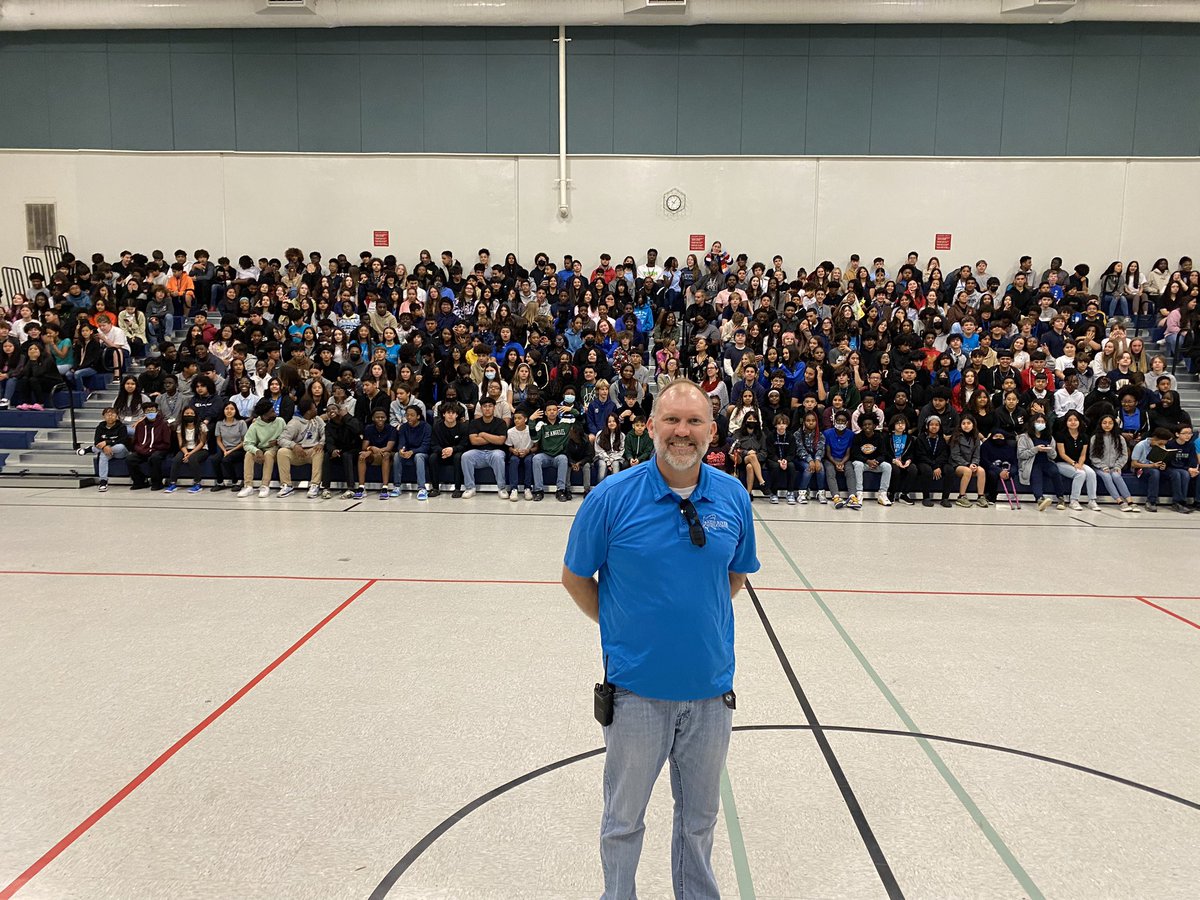 ReevesSSMS's tweet photo. 8th grade class photo! What a fun morning! @NewRiverMiddle https://t.co/Lqow3GvaZn