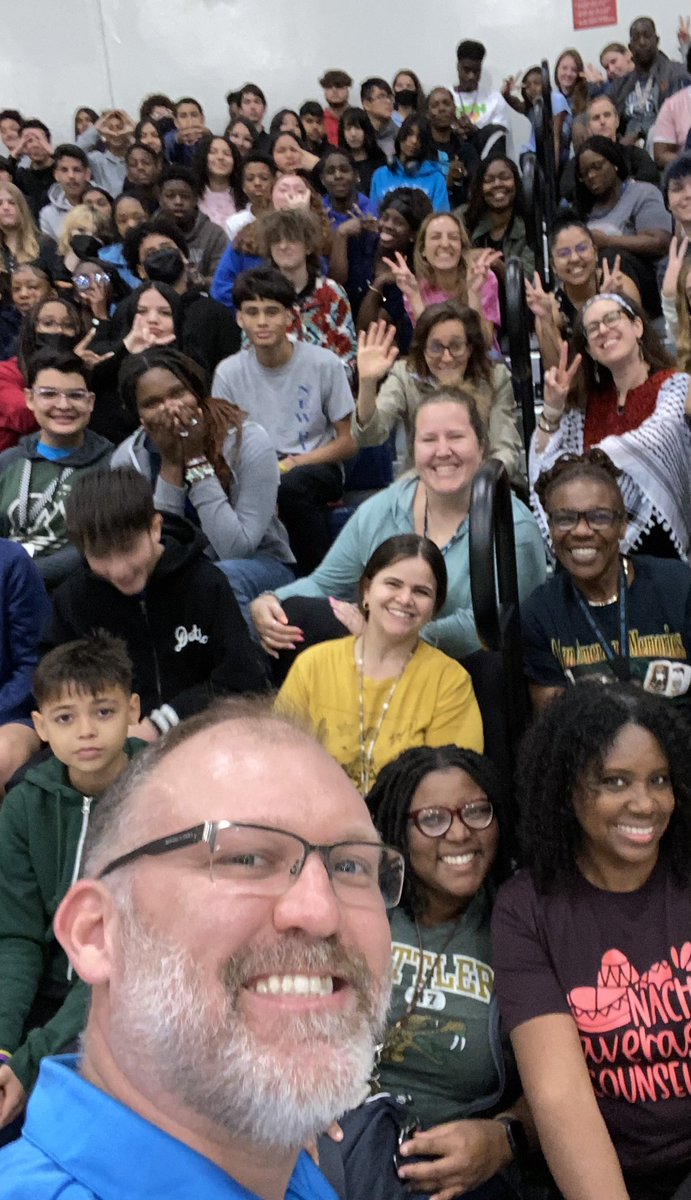 ReevesSSMS's tweet photo. 8th grade class photo! What a fun morning! @NewRiverMiddle https://t.co/Lqow3GvaZn