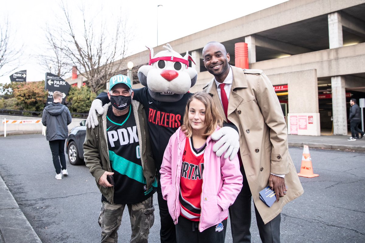Since @trailblazers fans are the best in the world, I teamed up with @Carmax to help their gameday experience! CarMax and I will be back at the East/West garages again tonight, starting at 5pm, to hand out more free parking passes to the first 150 people. See you there! #RipCity
