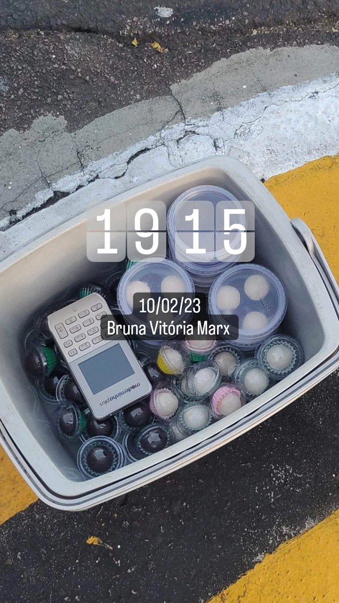 Tirei essa foto um pouco mais cedo.
Tô aqui no Zaffari da Ipiranga trabalhando.
Tô literalmente desesperada, ontem vendi 28 doces, vocês tem noção disso?
Aluguel atrasado, fui pagando outras contas, comprando comida, despesas com o Joca.
Não quero nada de graça, só quero que+