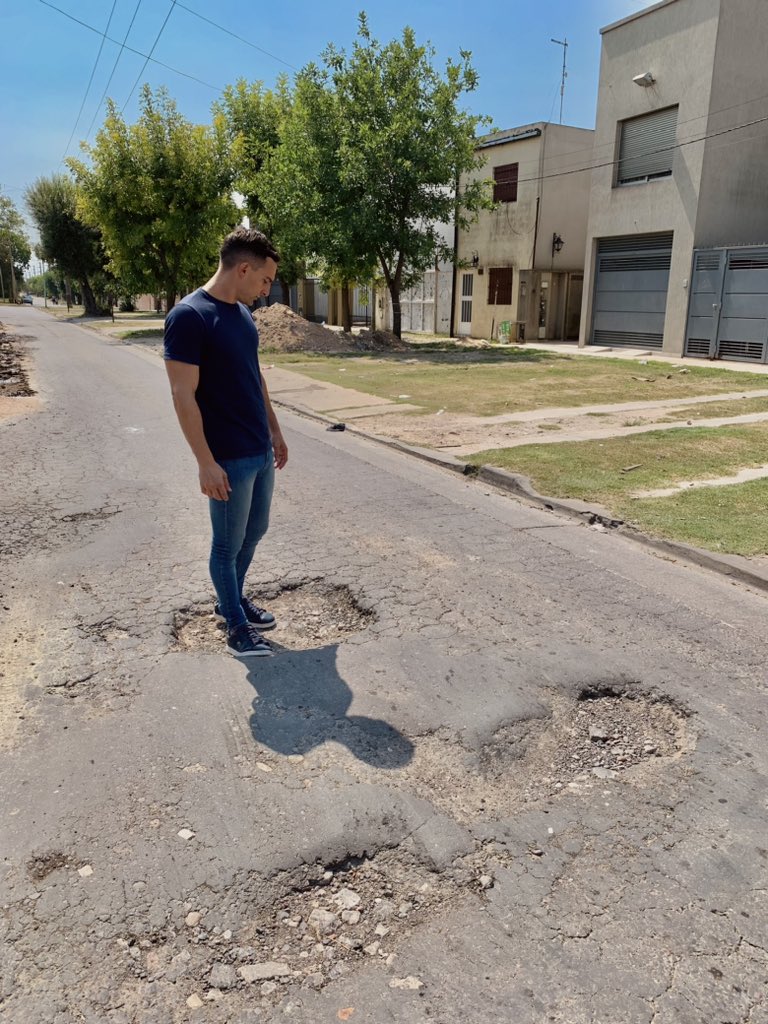 Agustinjceli's tweet photo. 📍En Villa Progreso, hace meses se encuentra esta obra abandonada, impide el paso y la convierte en una zona peligrosa.

👉🏼Le pedimos al intendente que lo solucione urgente, para que los vecinos puedan vivir en condiciones dignas.

#berisso #frentedetodos #frenterenovador https://t.co/b3PrbQUePv