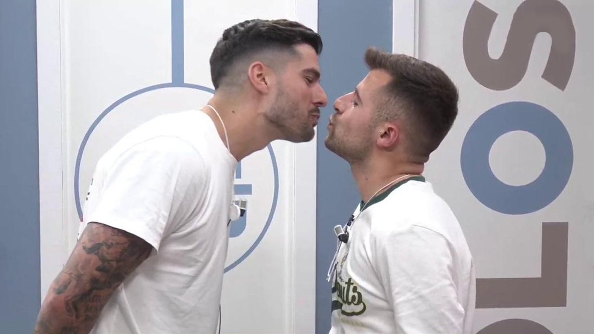 vecinosinfinity's tweet photo. El beso de Iban García con Mario González #Solos10F https://t.co/cy3CjPExzN https://t.co/uRkXECfvda