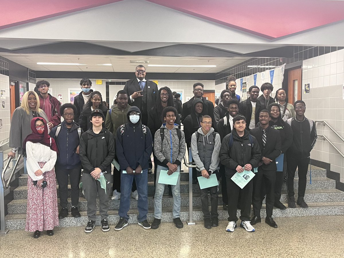 Sending a hearty thank you to Architect/Warrior Alum Derrick Burnett for sponsoring an opportunity for our students to visit the US Black Engineers Conference in DC and investing his time to further expose our students to STEM careers. We love when Warrior alum come home ❤️🖤❤️🖤