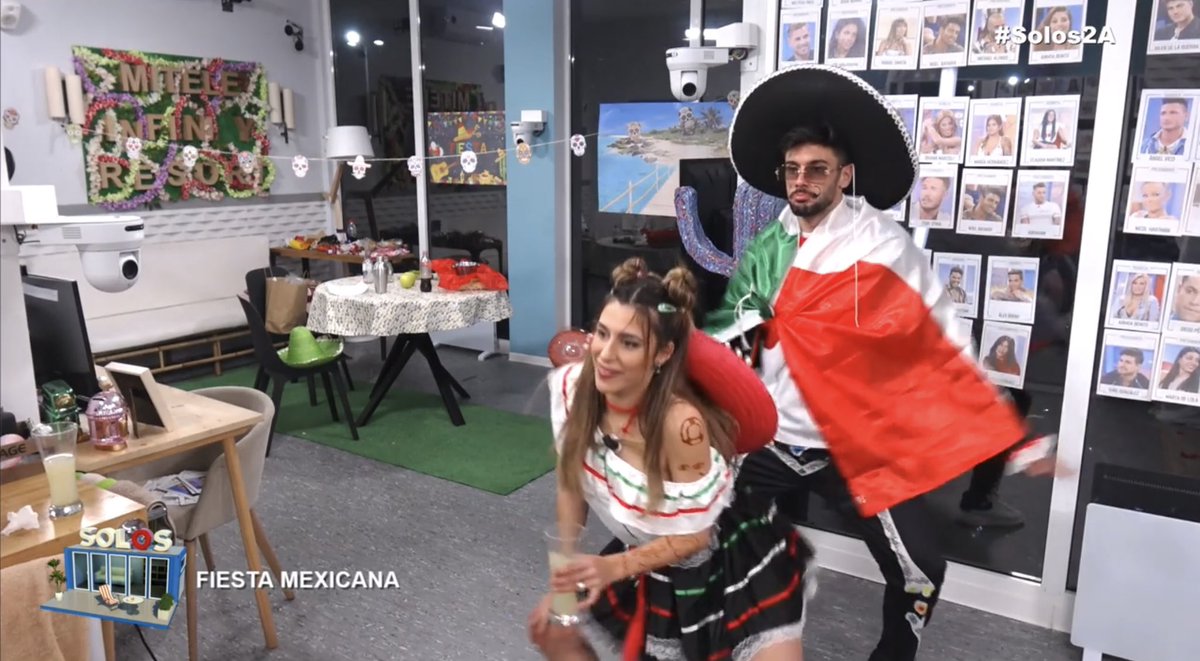 Maria73522322's tweet photo. Esta noche sí que disfrutamos de una fiesta Mexicana
Dani y Bea dándolo todo 🥳🥳#Solos10F https://t.co/Gr1OndI8Sn