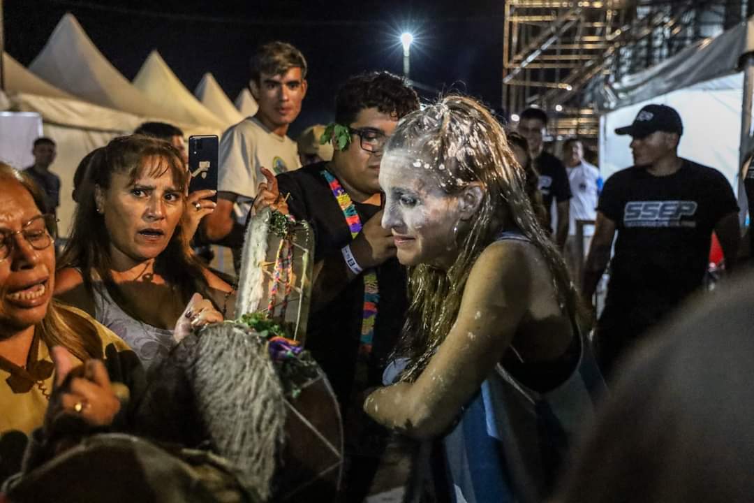 CRVNOTICIAS's tweet photo. Y como tenía que ser, @sole_pastorutti bajó a chayar con todxs ❤️😍🌿
Con la humildad tremenda que la caracteriza, ya se coronó reina de la Fiesta Nacional de La Chaya. Como siempre, regaló un hermoso show🤩

¡A pura música y baile! https://t.co/gyyCXPx8Cj