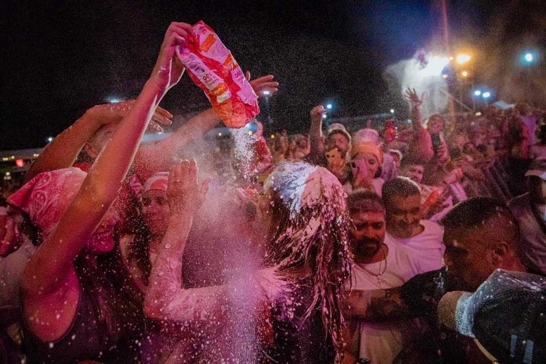 CRVNOTICIAS's tweet photo. Y como tenía que ser, @sole_pastorutti bajó a chayar con todxs ❤️😍🌿
Con la humildad tremenda que la caracteriza, ya se coronó reina de la Fiesta Nacional de La Chaya. Como siempre, regaló un hermoso show🤩

¡A pura música y baile! https://t.co/gyyCXPx8Cj