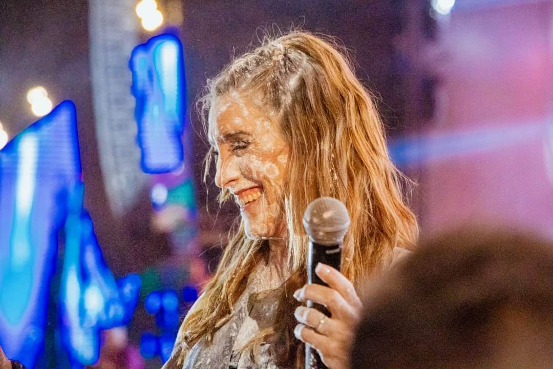 CRVNOTICIAS's tweet photo. Y como tenía que ser, @sole_pastorutti bajó a chayar con todxs ❤️😍🌿
Con la humildad tremenda que la caracteriza, ya se coronó reina de la Fiesta Nacional de La Chaya. Como siempre, regaló un hermoso show🤩

¡A pura música y baile! https://t.co/gyyCXPx8Cj