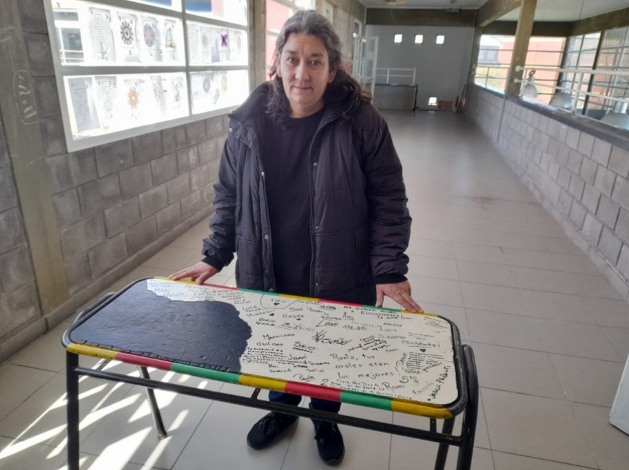 Esta es Marta Montero, mamá de Lucía Pérez Montero. Lucía estudiaba en la escuela secundaria 3 de Mar del Plata. Era muy buena alumna. Este era su banco pero eso no importa. Porque a Lucía, en 2016, 2 adultos la drogaron, abusaron y llevaron, ya muerta, a la salita de La Serena