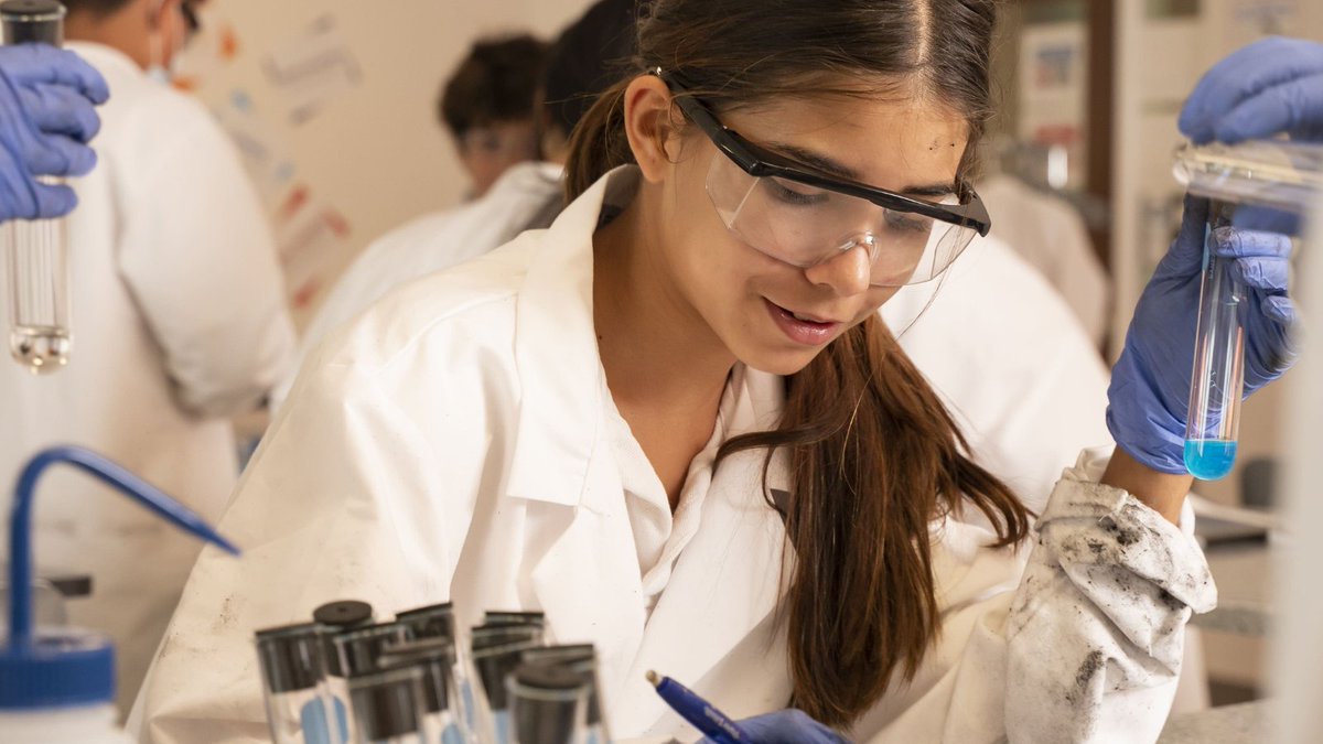 METSchoolPanama's tweet image. International Day of Women and Girls in Science takes place on February 11. At the MET, a focus on science encourages curiosity & enables #METstudents to develop an understanding of the world from a scientific perspective🥼🧪
#METschoolPanama #NordAngliaEducation