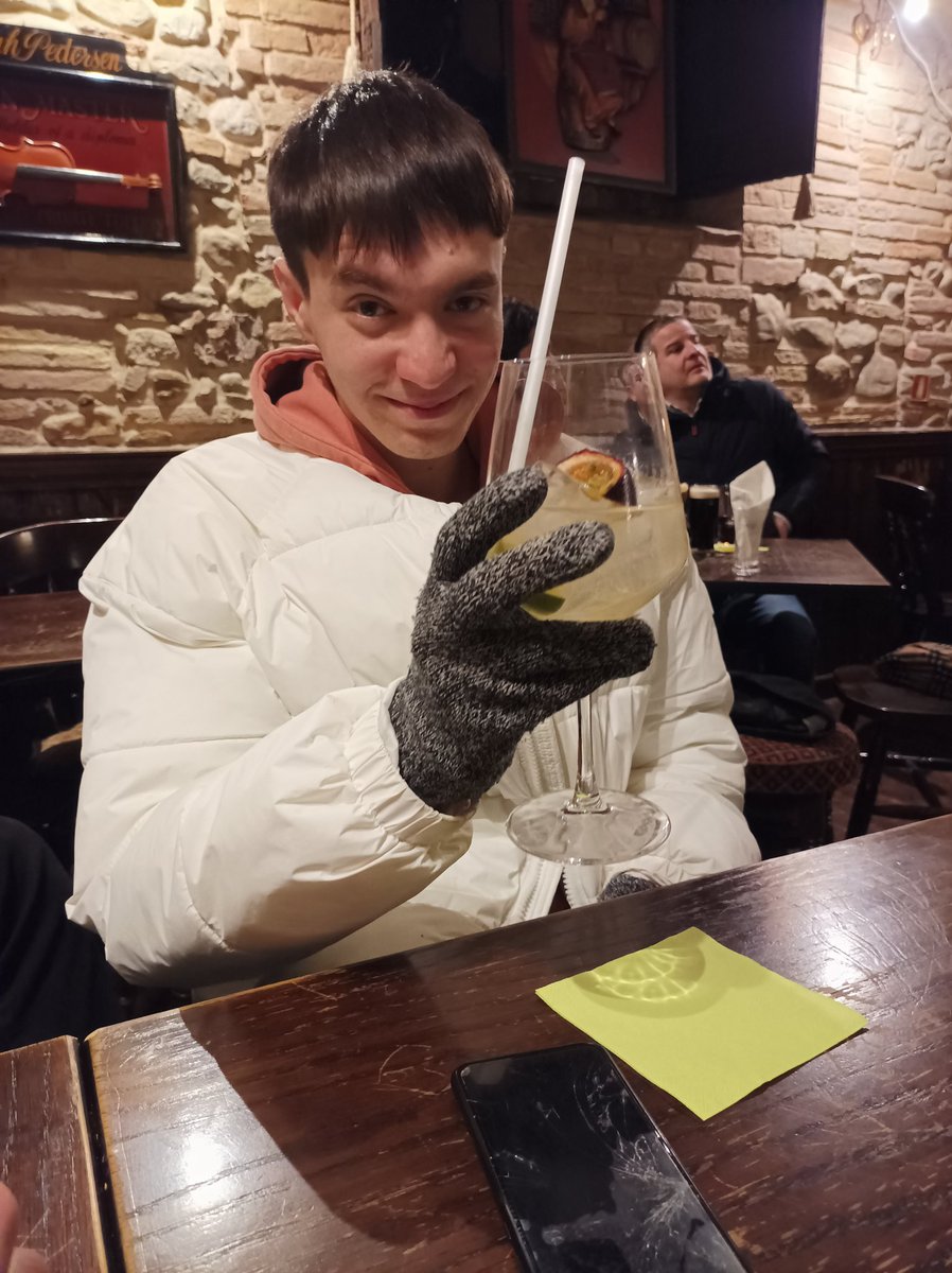 Mancio_2003's tweet photo. Cose sbagliate nella foto: 
a) frutto strano nel drink
b) guanti all'interno del locale
c) sopracciglio alzato ambiguo

A voi la scelta
@03AntoB
#Sanreno2023 #Zelensky #miofratelloantonio #antoniolognomo #Tananai https://t.co/VApjHX6vXd