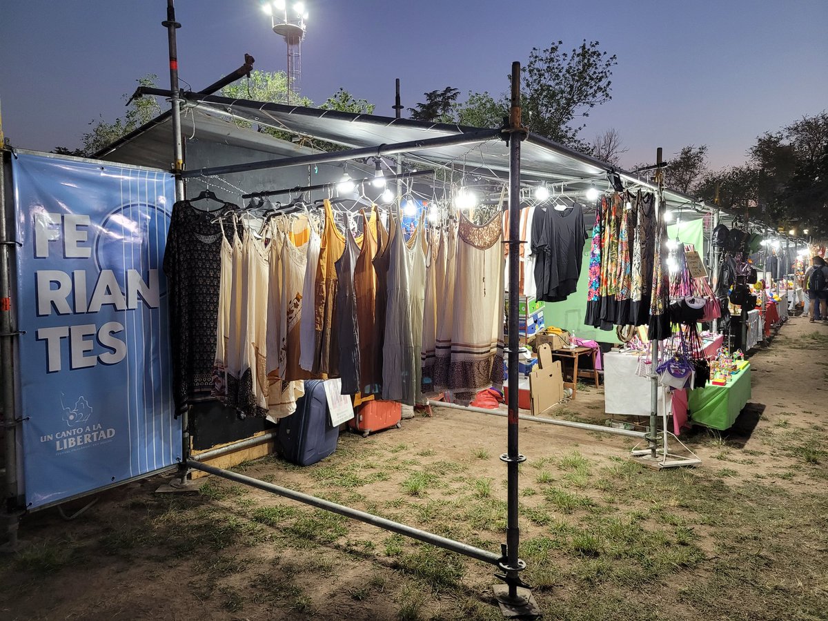 PrensaSL's tweet photo. #FestivalFolclórico  
Hay stands de artesanos y emprendedores de la ciudad en el Campo de la Gloria. https://t.co/6sBzCxfMrz