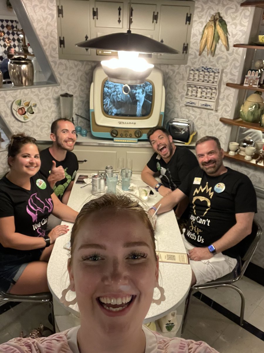 RickKopecky's tweet photo. @WDWToday #castcompliment “cousin” McKenzie at 50’s Prime Time Cafe provided one of the best services in Disney World! Definitely a trip highlight! 🙌🏻 https://t.co/RBUh4DrzaU