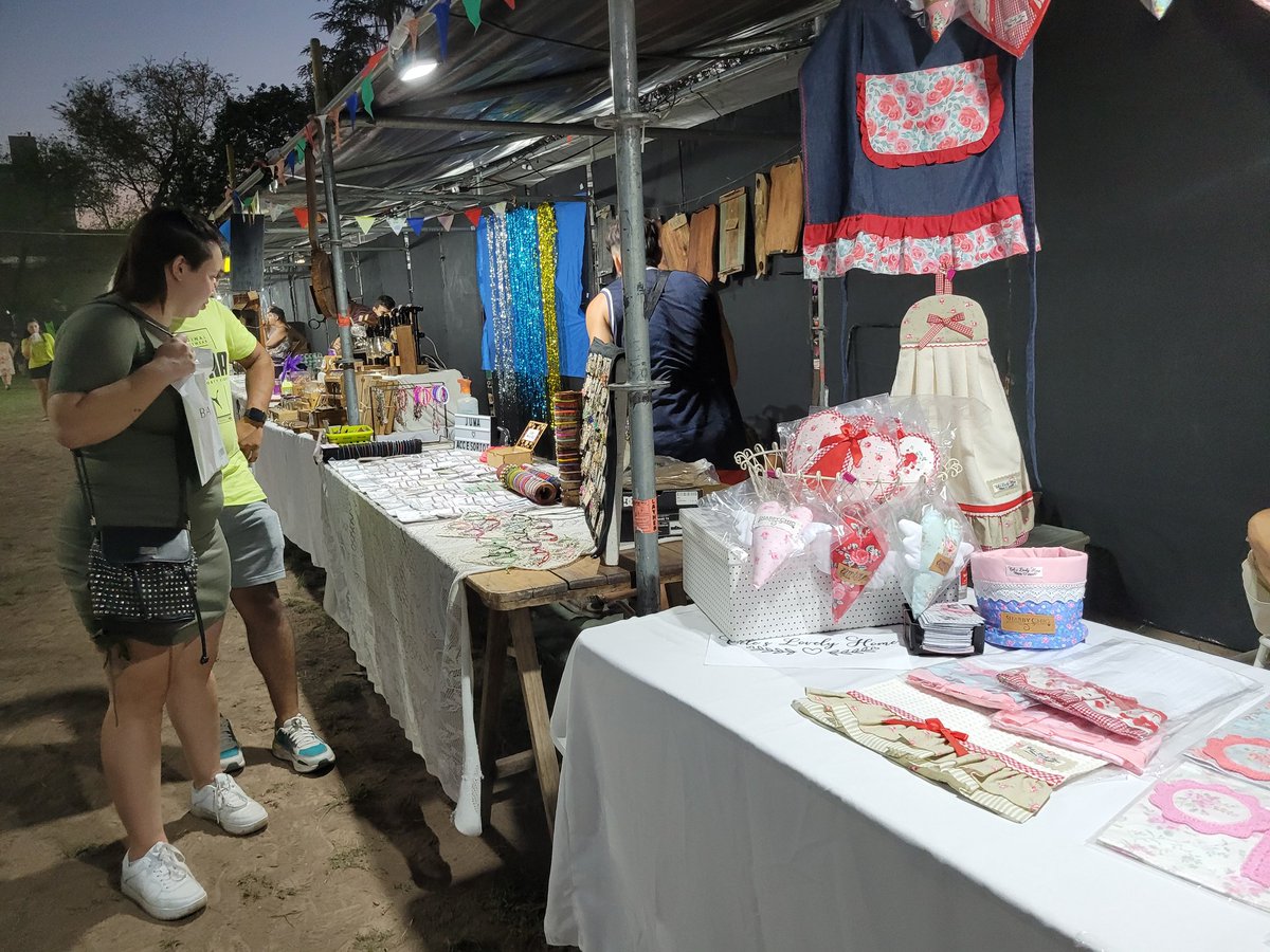 #FestivalFolclórico  
Hay stands de artesanos y emprendedores de la ciudad en el Campo de la Gloria.