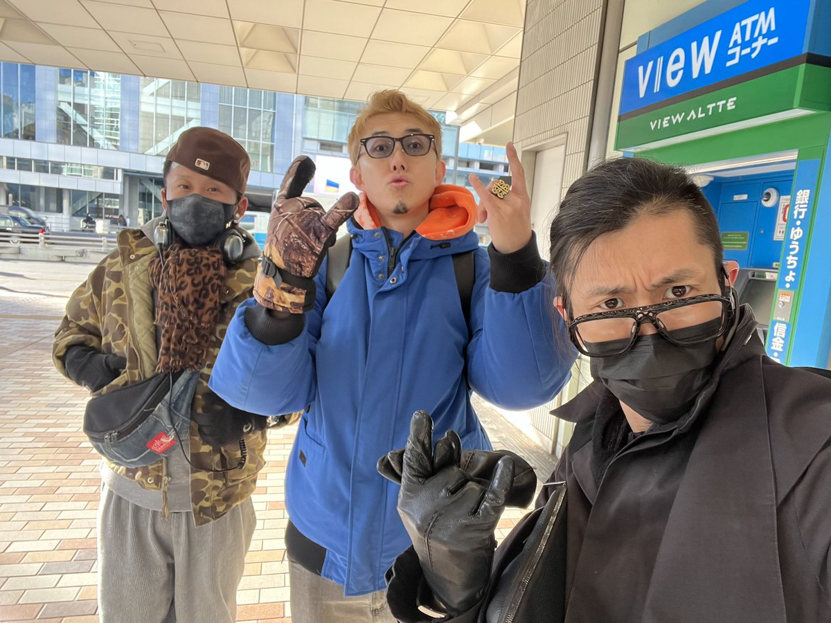 kenichinalita's tweet photo. 今朝はスカッと晴れて気分最高fromハイユニットトウキョウ!!!
昔、Loftの平野会長( @yu_hirano )がサザンやBoøwyの育ってゆく過程を見てきた話をしてくれた思い出がフラッシュバック。
#MekBro と #DjSugaim 新宿駅より送り出します!!!
 #韻暴論者 #名古屋ツアー #暴れに来た #HighUnitTokyo https://t.co/X0qFwgHd5b