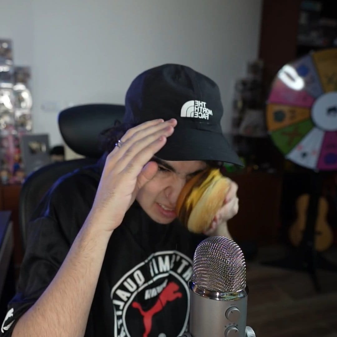 moonlitecora's tweet photo. Ayer golpeándose con una hamburguesa y hoy hablando con el rayo mcqueen, nunca se sabe qué vas a ver en un stream de spreen realmente https://t.co/dpSFsNdXOS