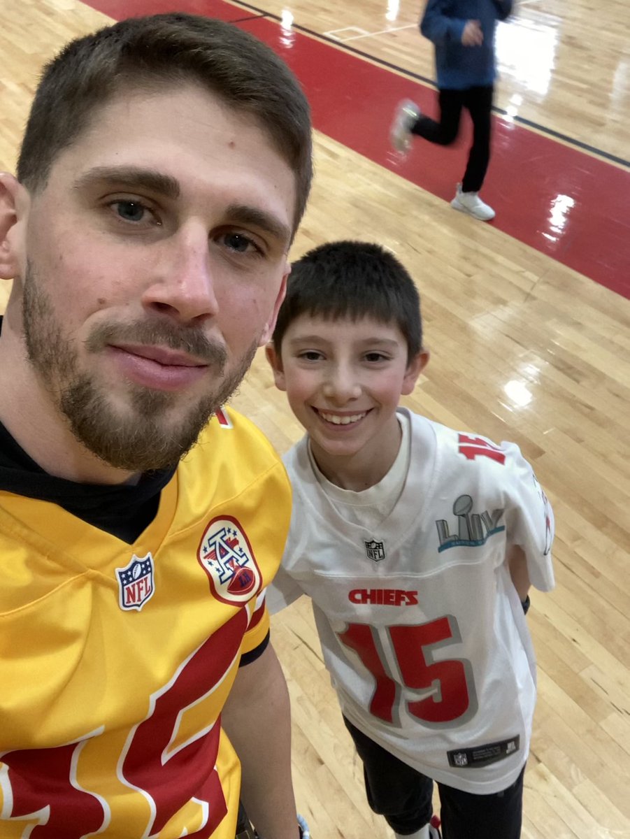 Winding Creek elementary is 
<a href="/Chiefs/">Kansas City Chiefs</a> country right..? <a href="/WC_WolfPack/">Winding Creek Elementary School</a> #RedFriday