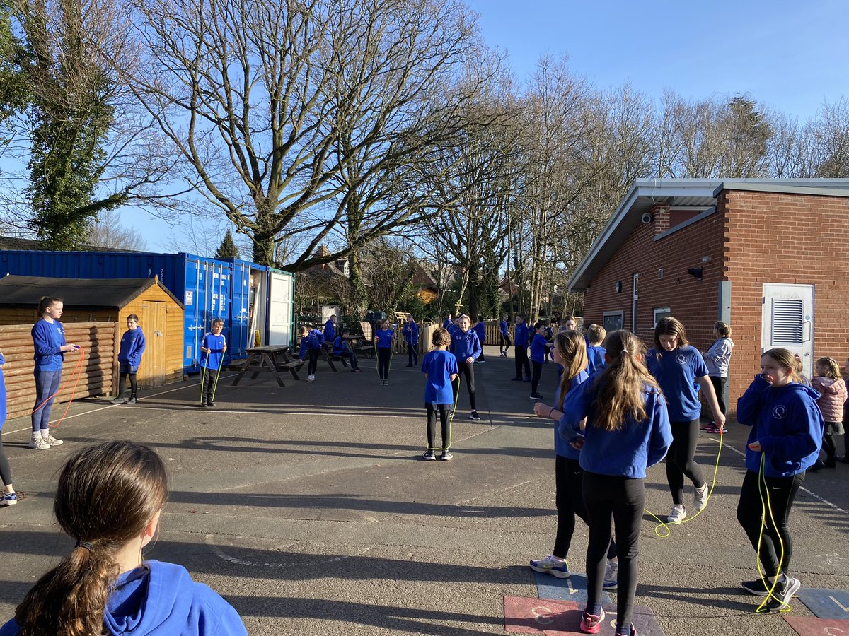 Fantastic Games Makers coaching with Rosie Harris <a href="/sspchamps/">@SSPCHAMpS</a> for our Sports crew. #goteamquinta