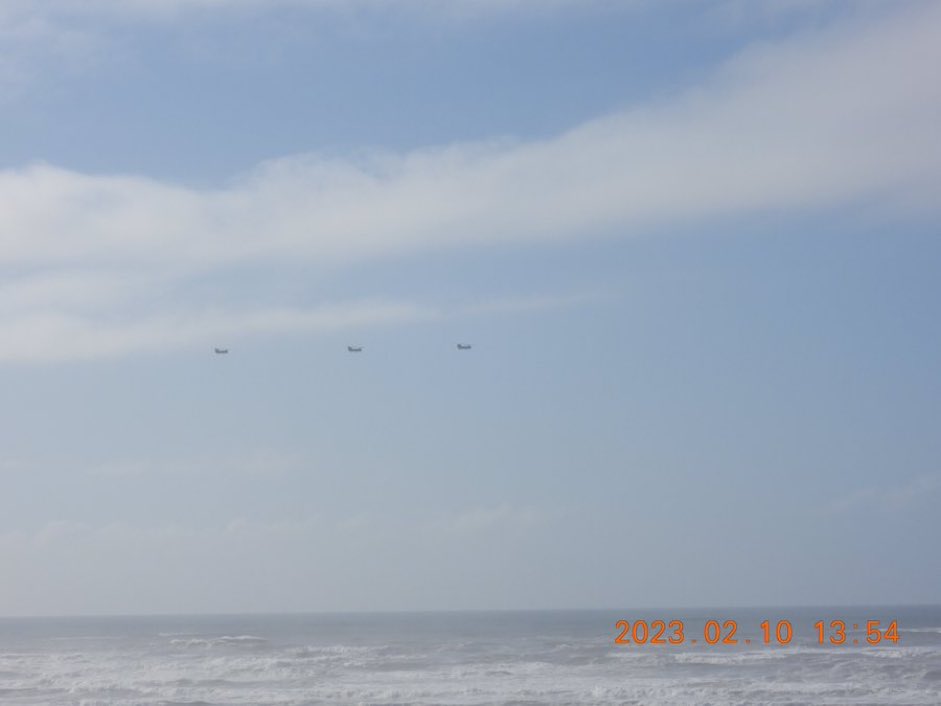 freemindedrob's tweet image. The US military shot down a &apos;small car sized&apos; UAP today in Alaska! These are the Chinooks heading up to help with the recovery &amp;amp; potential glink oil spill #uap #ufo #wtfisgoingon