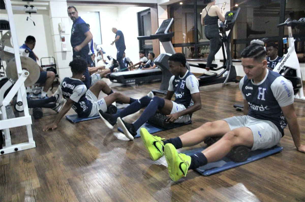 hondurasfutbolt's tweet photo. #SelecciónNacional 

💪🏾 Los cipotes de la #MiniH Sub-17 se preparan en tierras chapinas para el Pre-Mundial de #CONCACAF. 

✍️ #HONDURAS debuta el domingo ante Suriname.

@allanfajardo29 @FenafuthOrg
@Concacaf @HondurasLiga
@newguayork @JorgeRdeportes https://t.co/9HkK6eeSsG