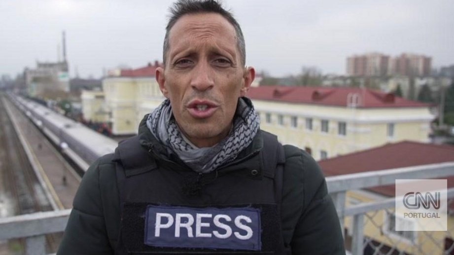 Sei que o meu filho anda a ver demasiado futebol quando vê um jornalista da CNN e pergunta-me: "O Di Maria está a jogar onde?" 🤦😅
