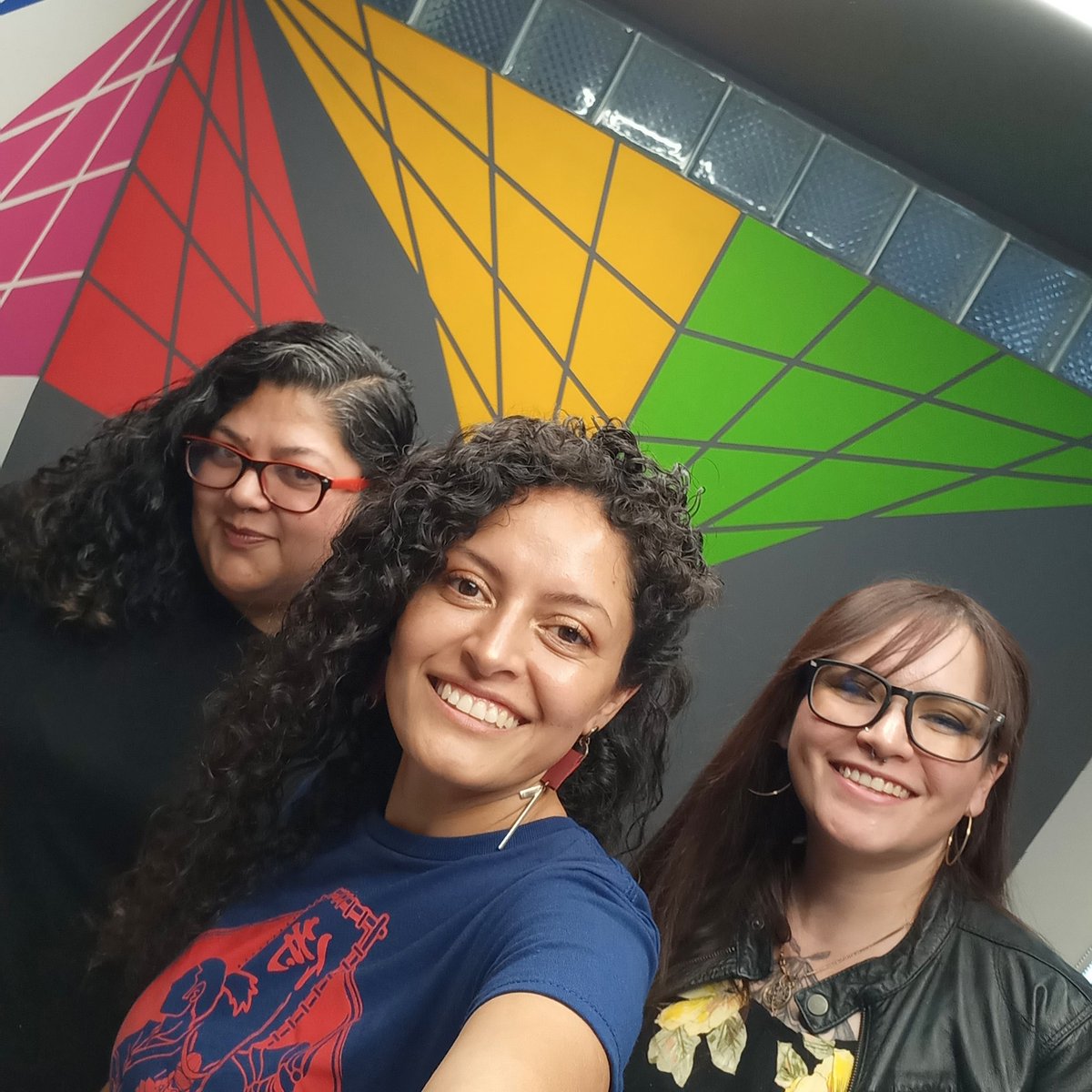 igda_mx's tweet photo. Mujeres en videojuegos Estivalitz y Ximena. Pilares en México de una gran empresa. @KeywordsStudios
con nuestra presidente @rubikadams y en linea con @watanoge y @Angek_Ng
#gamimgGirl #RoleModels #womanInGames #gamedevjobs #videojuegos https://t.co/bJY7doLf8v