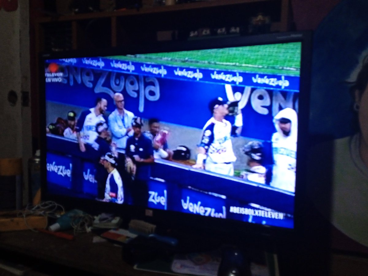 Desde ya con la sintonía ligando a nuestros gloriosos leones del Caracas Representantes de Venezuela... Vamos que si se puede 
#BEISBOLXTELEVEN