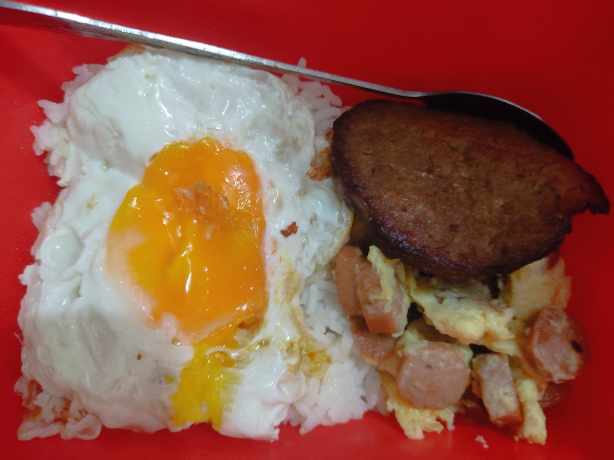 alycabatic's tweet photo. Flex ko lang nanay ko who always makes sure i'll have breakfast tuwing sabado na ang aga aga ng pasok. Kahit simpleng luto lang, always may fried egg parin since hindi kami mabubuhay magkakapatid na walang itlog. Ewan ko ba. 

Labyu mmy😘 https://t.co/S1k43qnOOp