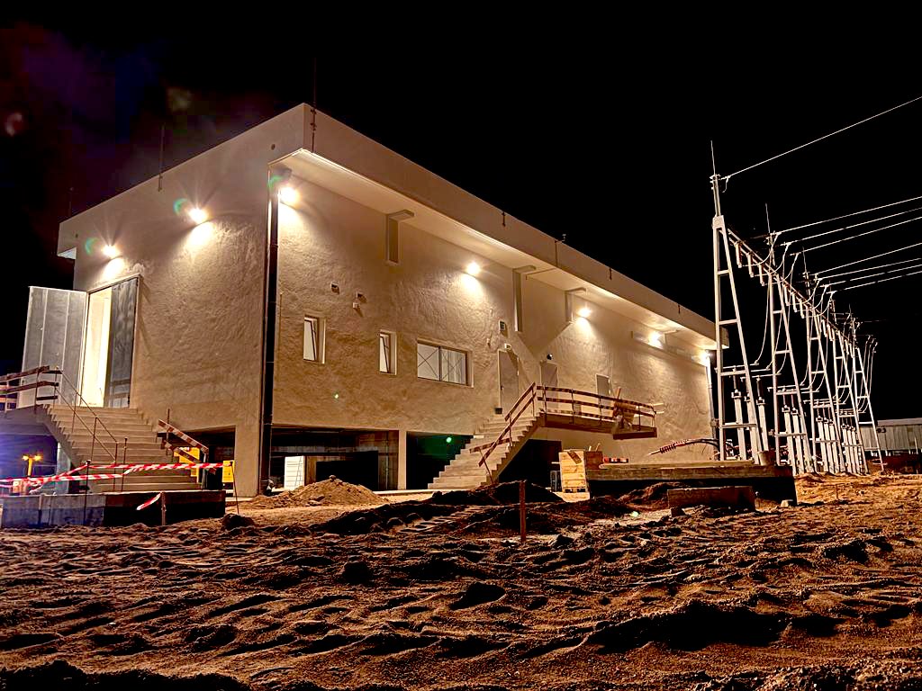 samali_ema's tweet photo. Fui ver como está a correr a fase final do projecto fotovoltaico do Caraculo, estamos na recta final da obra da 1a fase e já vamos poder contar com a energia da central na rede. https://t.co/VCvPiz1cg0