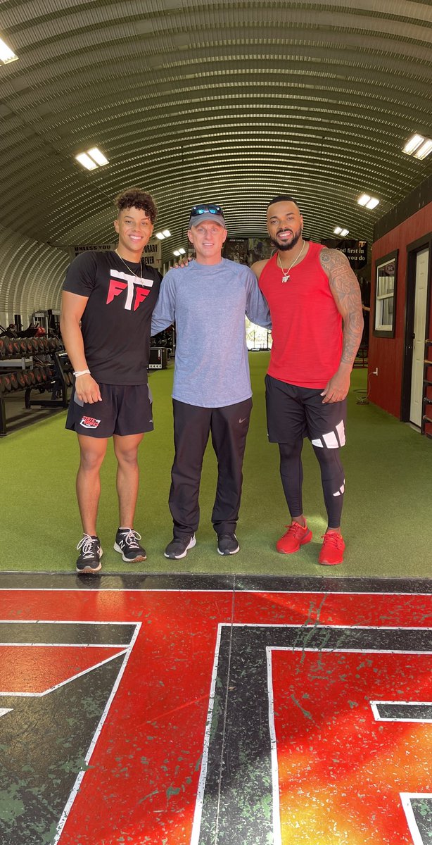 JRQ13baseball's tweet photo. Special thanks to David Eckstein for traveling to FTF to watch me train. Absolutely blessed to hear your words of wisdom. #hardworkpaysoffs #fortunatrainingfacility #peloterodominicano🇩🇴 @josefortunaafit @sdsubaseball #aztecforlife🔴⚫️ @MLB https://t.co/gWW2MYYj6x