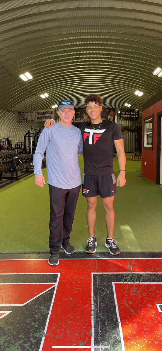 JRQ13baseball's tweet photo. Special thanks to David Eckstein for traveling to FTF to watch me train. Absolutely blessed to hear your words of wisdom. #hardworkpaysoffs #fortunatrainingfacility #peloterodominicano🇩🇴 @josefortunaafit @sdsubaseball #aztecforlife🔴⚫️ @MLB https://t.co/gWW2MYYj6x