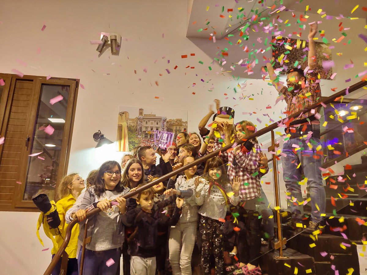 moixiganguers's tweet photo. Avui a assaig hem celebrat amb tota la colla els premis que vam guanyar a la #NitdeCastells23.
✨ Som la colla de la temporada i la colla més completa de vuit!
#éselcamí #castells https://t.co/sa20DuX0MB