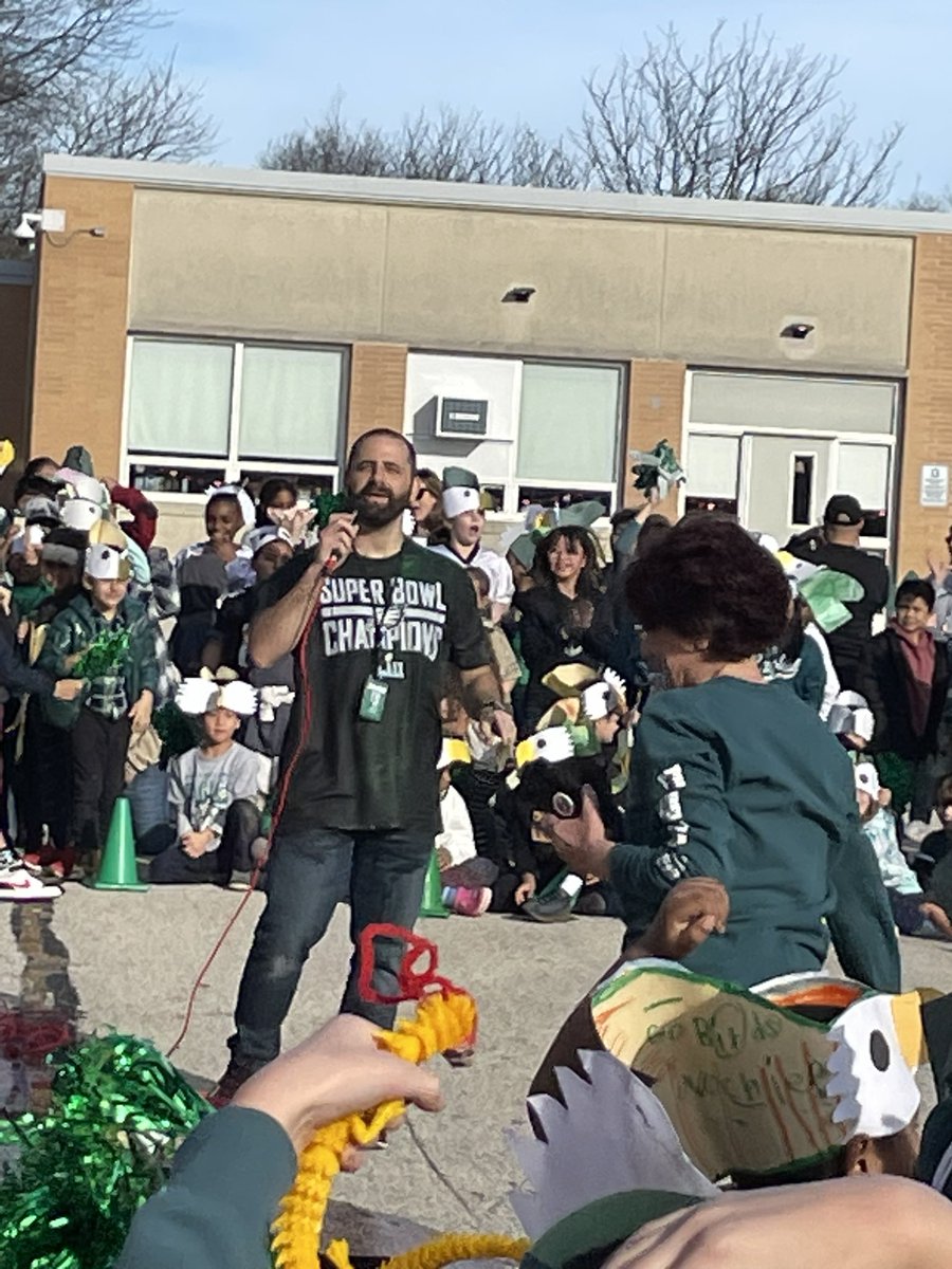 konsrockstars's tweet photo. Today was an epic day at Johnson Elementary! So proud to be an owl💚💚🦅🦅💚💚Go E-A-G-L-E-S!! @JJESOwls #findthekind https://t.co/8a8GKc2e9k