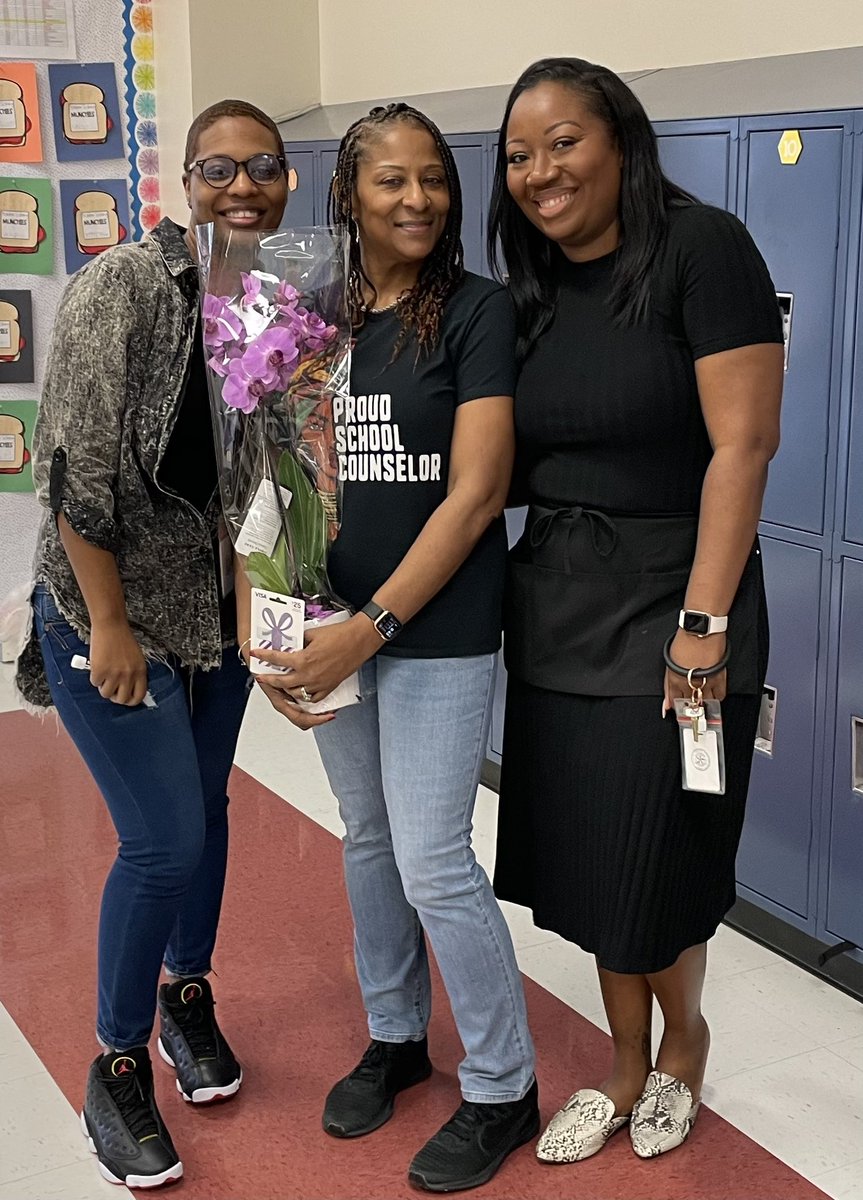 HilliardWrapar1's tweet photo. Dear Mrs Parks, your AG Hilliard Family LOVES YOU with ALL of our hearts! You are truly AMAZING and such a BLESSING!💙💙💙💙💛💛💛💛 https://t.co/rqzWMAouoF