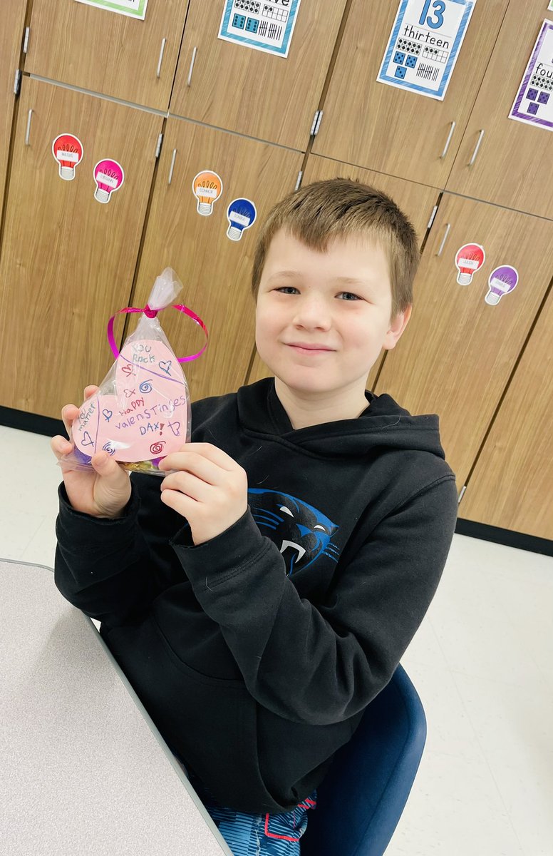 ms_mcgoldrick's tweet photo. Our GES Student Council made candy-gram valentines for senior residents at the Hickman💗🍫@GreystoneES @WestChesterASD https://t.co/B9g0n77iyM