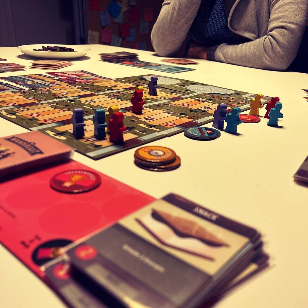 Wanderlustig durch den Abend. Eigentlich wäre der Name #Zeltlager viel passender gewesen. Seichter Deckbauer aber mit einigen interessanten Mechaniken. Hat mir gut gefallen, wenn man bedenkt für welche Zielgruppe das Spiel gedacht ist. <a href="/arne_spillner/">Arne Spillner</a> #Wanderlust von <a href="/philwal/">Phil Walters</a>…