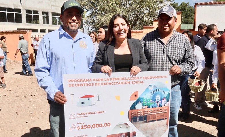 AnaLucia_Cam's tweet photo. Al platicar con la gente a la que los programas de @SaderJal han beneficiado se me llena el corazón de alegría.
Hoy, don Gabriel, ejidatario de #Amacueca, me platicaba del gran impacto que tuvo el programa de #RemodelaciónDeCasasEjidales en #Tepec. https://t.co/6LBn6TLlUk