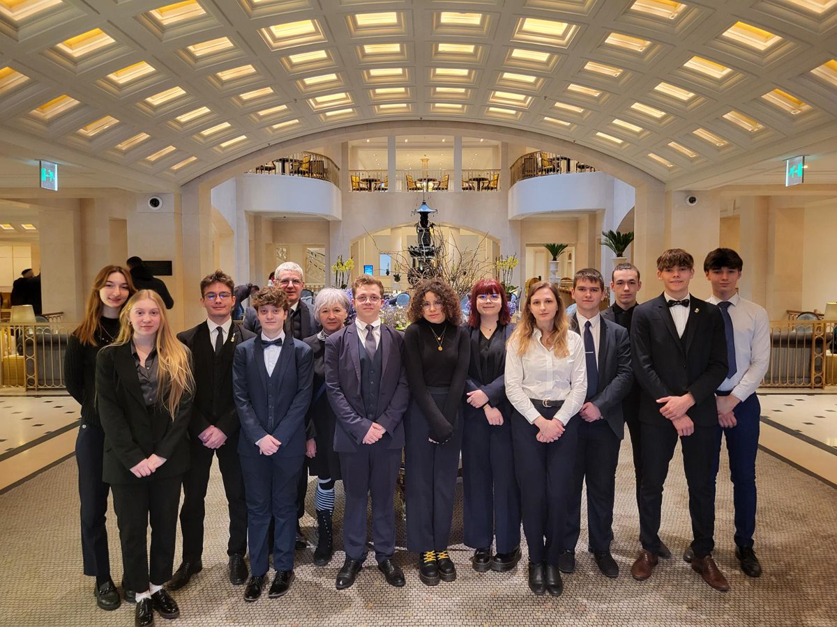 LyceeADumas's tweet photo. Retour en images sur une semaine à Berlin pour les élèves de 1ère et term #AzubiBacPro 🇩🇪🇨🇵 de @LyceeADumas
Au programme visite du mythique @HotelAdlon
@acstrasbourg @DarilvStras https://t.co/EfXA7AFeG4
