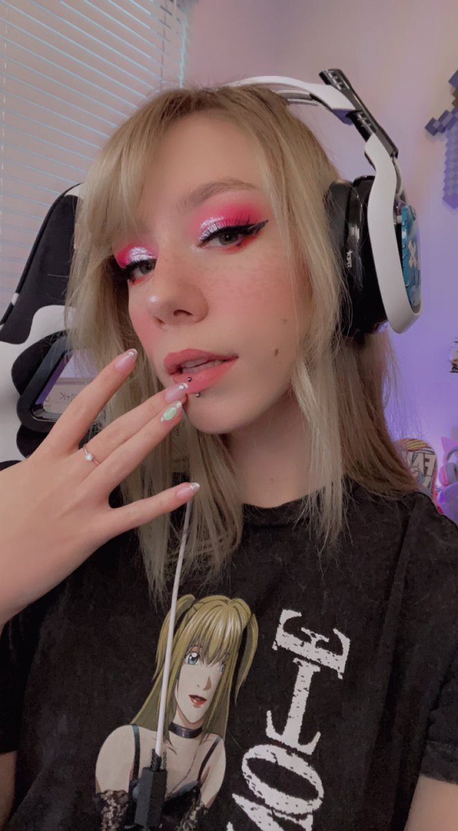 LittleSpoonz on Twitter: "Playing some apex💕 Twitchtv/LittleSpoonz"