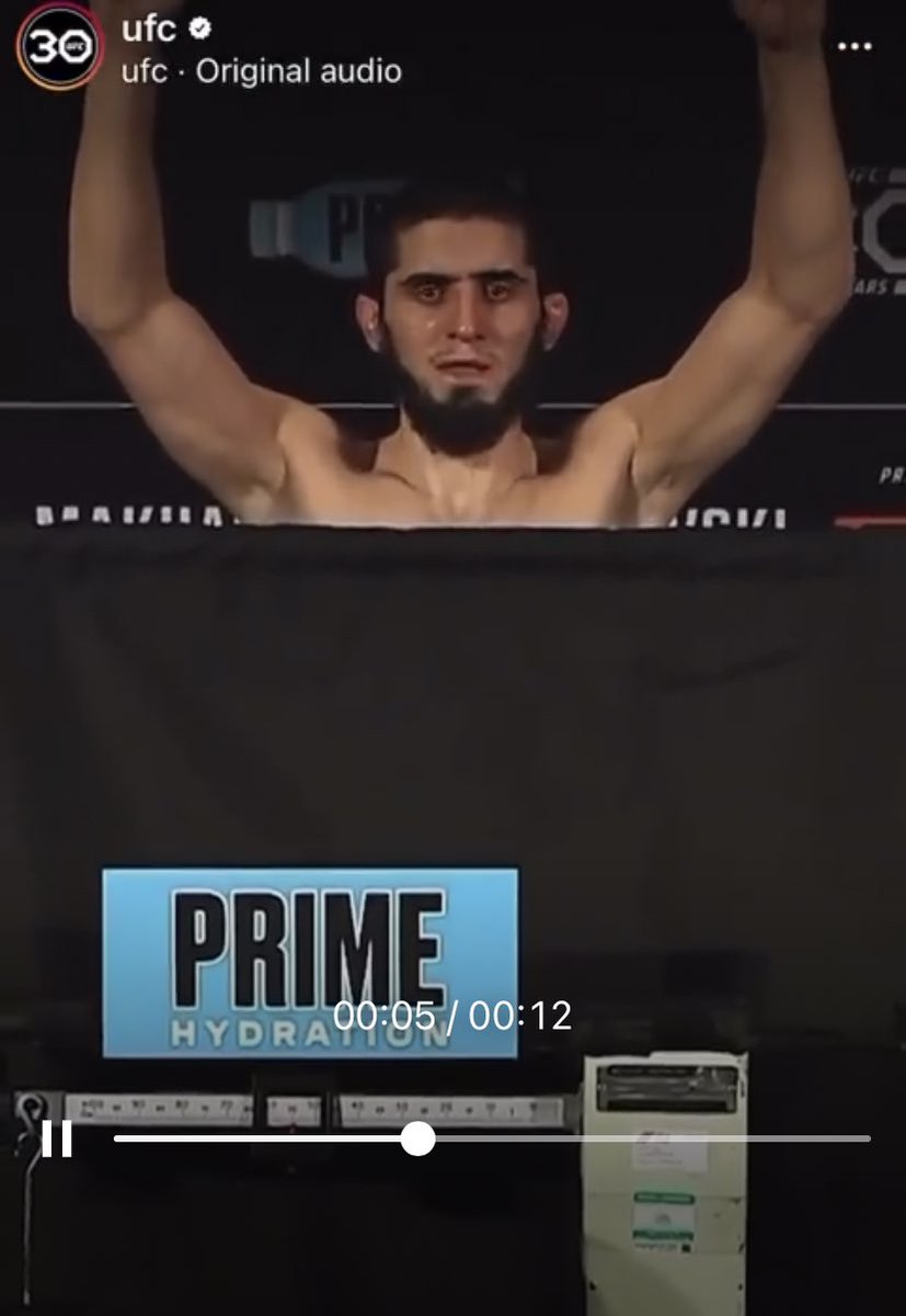 NickDwyer91's tweet photo. Funny seeing the new ‘Prime hydration’ sponsorship placed in front of severely dehydrated athletes during the weigh-ins. https://t.co/ZaaFFqkjBD