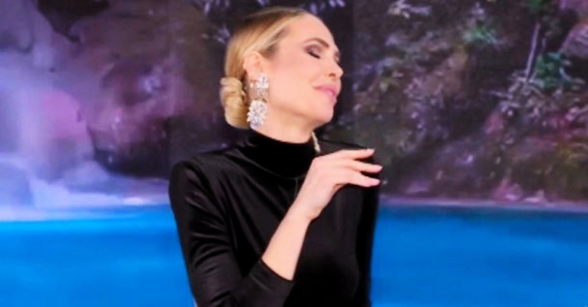 sogerick's tweet photo. Amadeus acting shocked facendo finta di non sapere che quello sotto la coperta è fiorello
#Sanremo2023 #sanremo23 https://t.co/PLubOwm9nj