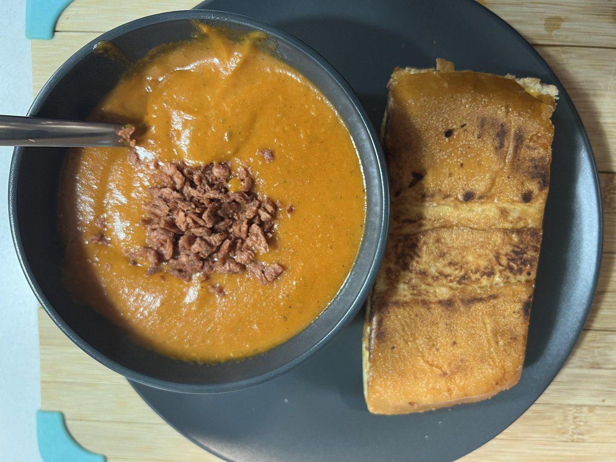 carlosfcopr's tweet photo. Homemade tomatoes soup and grilled cheese sandwich… just like my favorite ski resort does! #iCookToo https://t.co/jEQ1pdjPYw
