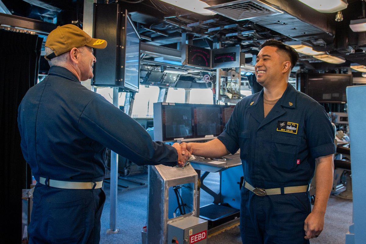 SurfaceWarriors's tweet photo. #SWOBOSS visits USS Mongomery #LCS8โ
Vice Adm. Roy Kitchener, Commander, Naval Surface Force U.S. Pacific Fleet, speaks to Sailors aboard #LCS8 during a ship tour. https://t.co/2bHI4qTyBJ