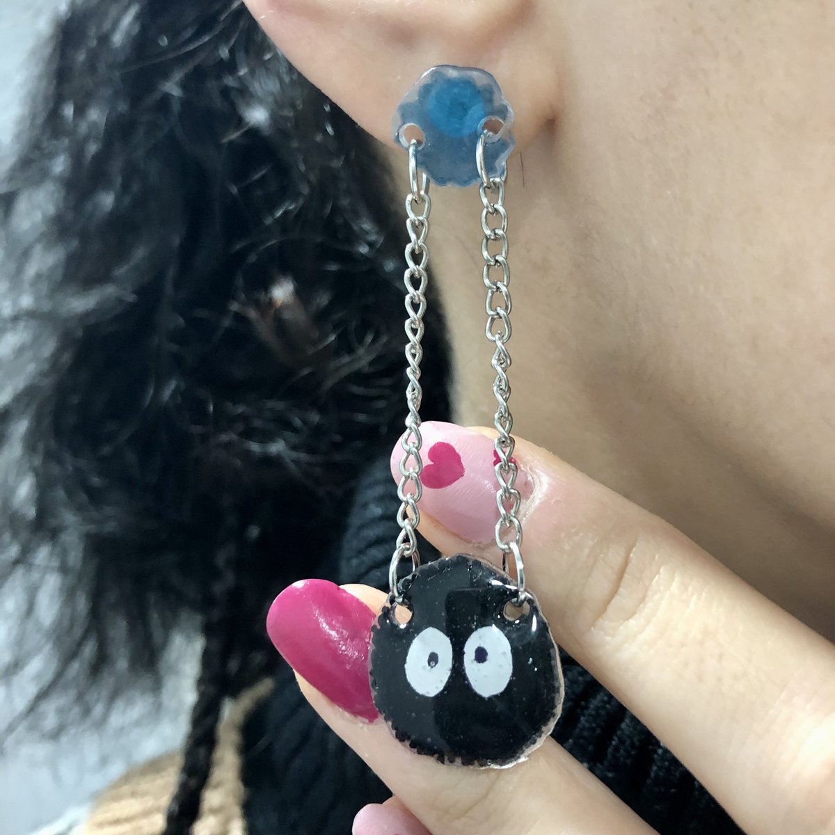 goregochi's tweet photo. Como por aqui casi nadie mira mis cosas 🌝🌝 subo esta preciosidad de fotos porque me puede el ansia y no puedo esperar al post de mañana 😍😍
#ghibli #pendientes #susuwatari https://t.co/6tKPimtYsx