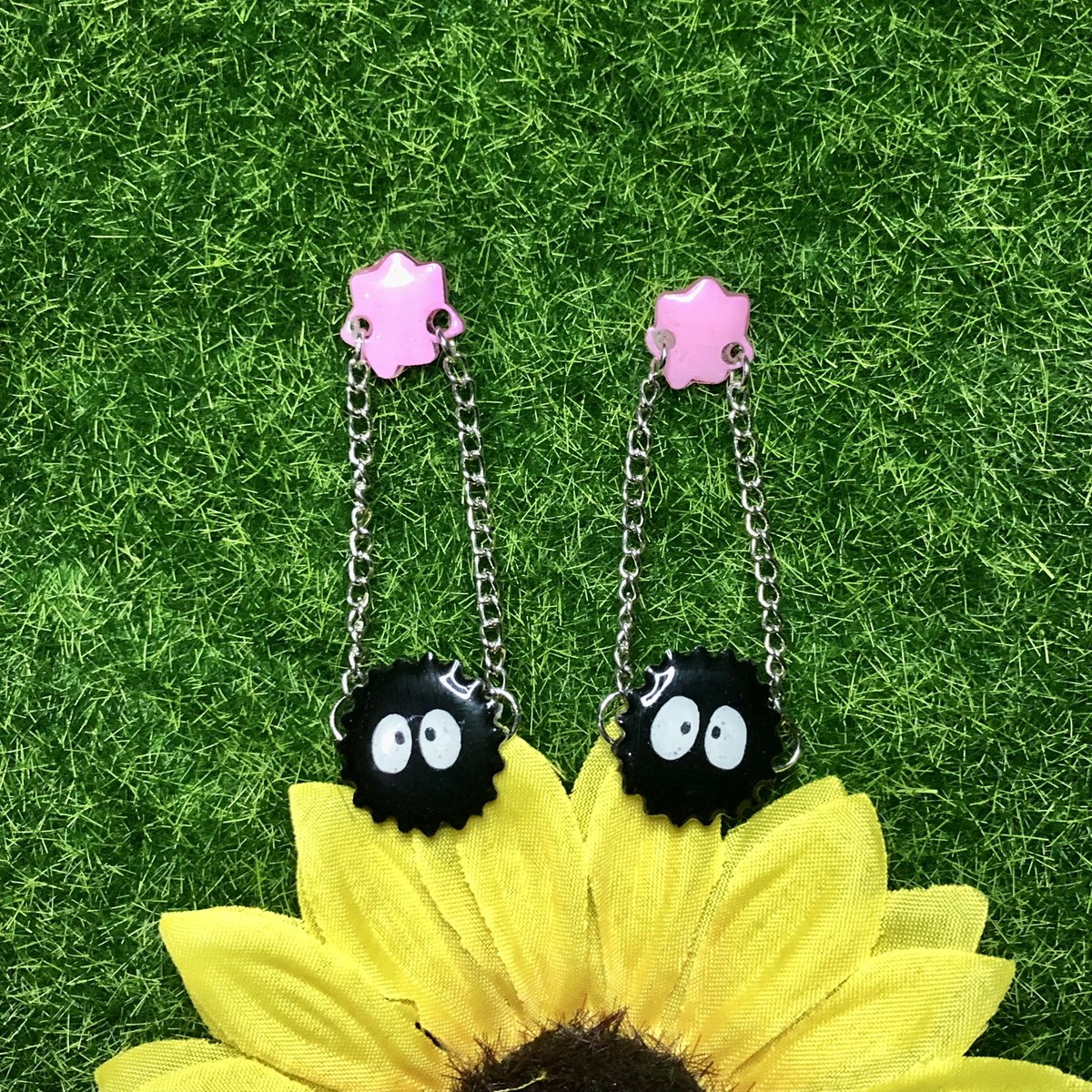 goregochi's tweet photo. Como por aqui casi nadie mira mis cosas 🌝🌝 subo esta preciosidad de fotos porque me puede el ansia y no puedo esperar al post de mañana 😍😍
#ghibli #pendientes #susuwatari https://t.co/6tKPimtYsx