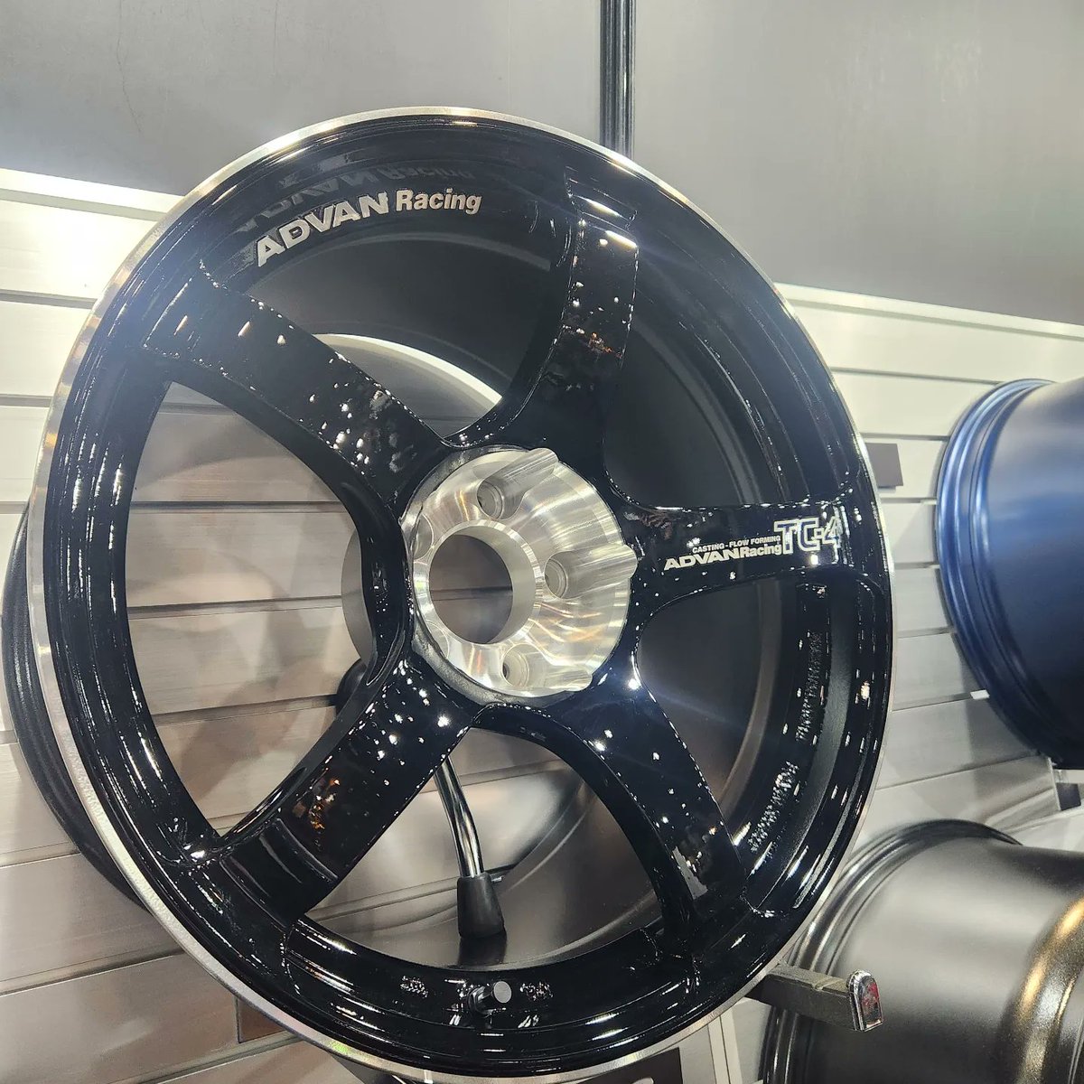 yokohamawheel's tweet photo. 大阪オートメッセ
2日目 スタート
#YOKOHAMAWHEEL
#ADVANRACING
#runduce
#A052
#TC4SE
#RZDF2 https://t.co/JSHnBj16ZQ