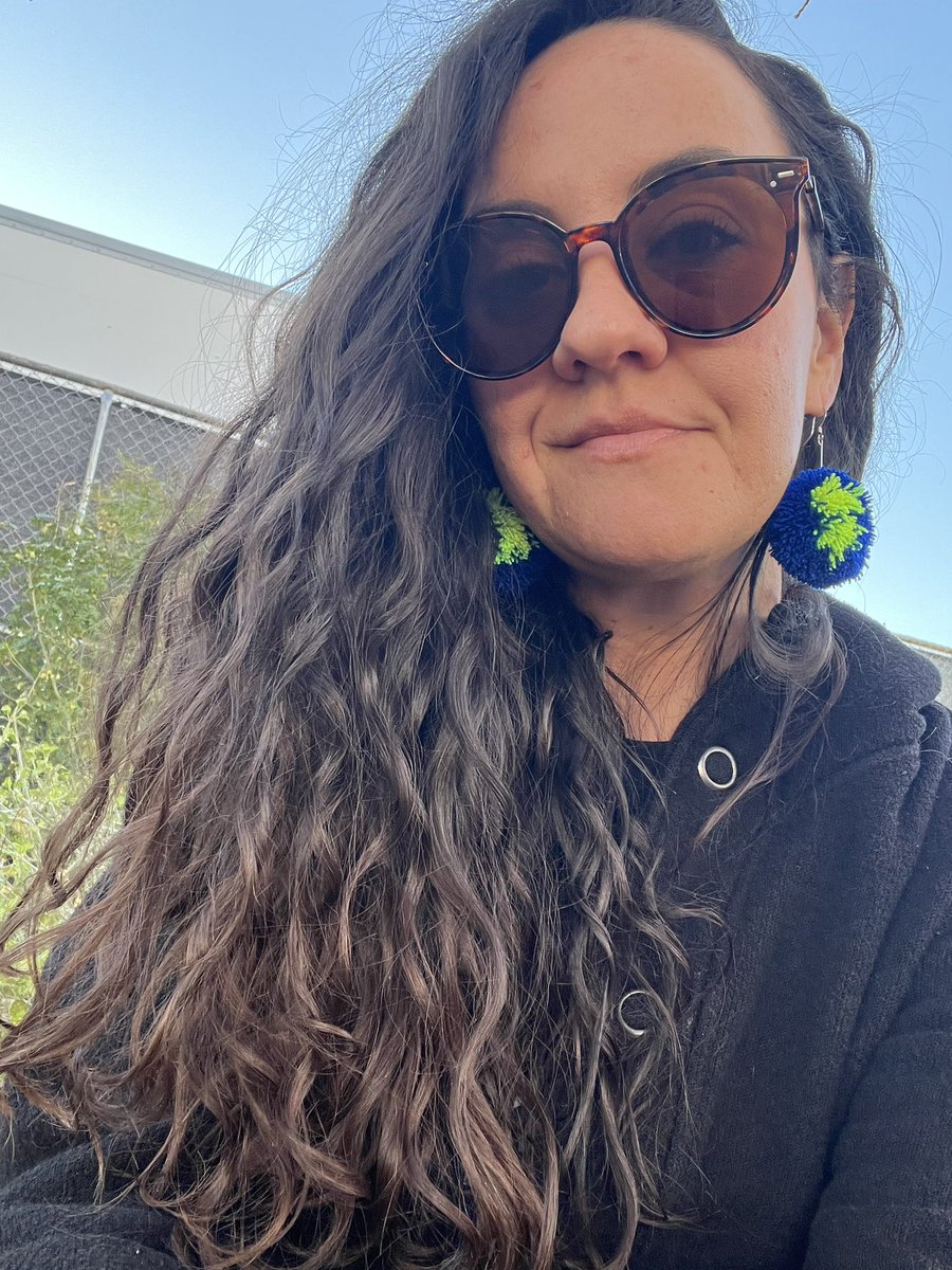 thecrassceiling's tweet image. Man working this food truck asked if I’ve ever had falafel and I said sir have you seen my hair?? and he laughed and that’s how I got this free falafel